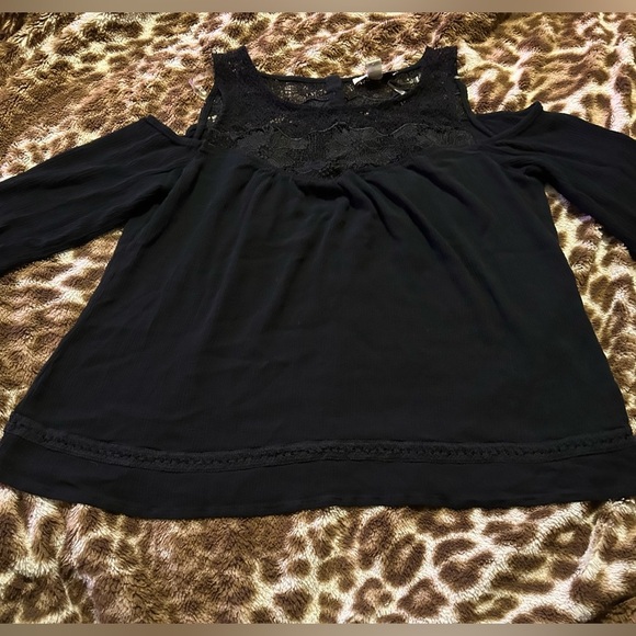 Elegant Black Lace Cold Shoulder Top - Picture 1 of 5
